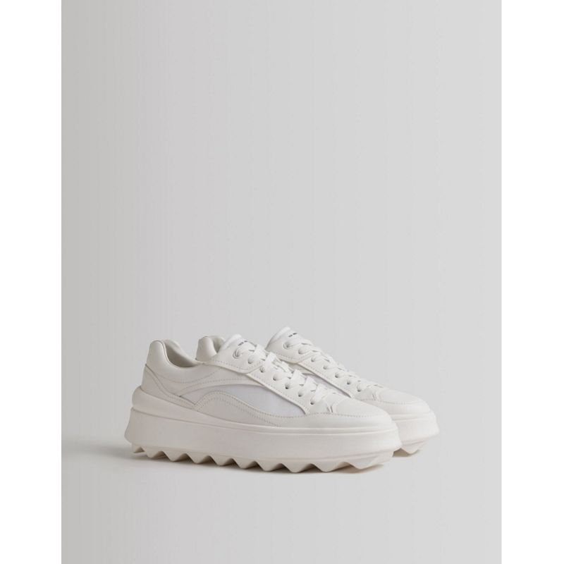 Bershka – Sneaker in Weiß mit dicker Laufsohle