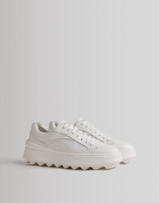 Bershka – Sneaker in Weiß mit dicker Laufsohle