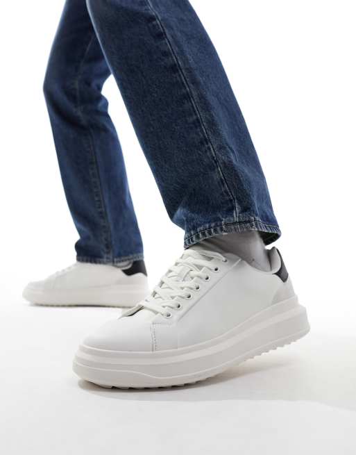 Bershka – Sneaker in Weiß mit dicker Sohle und farblich abgesetztem Fersendetail