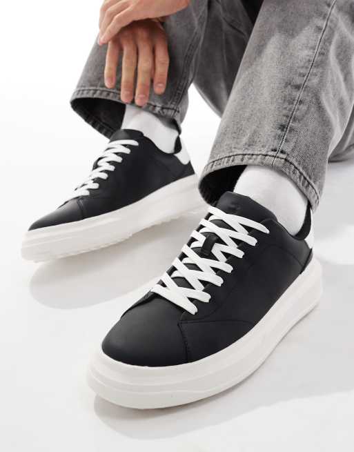 Bershka Sneaker zum Schnuren in Schwarz und WeiB ASOS