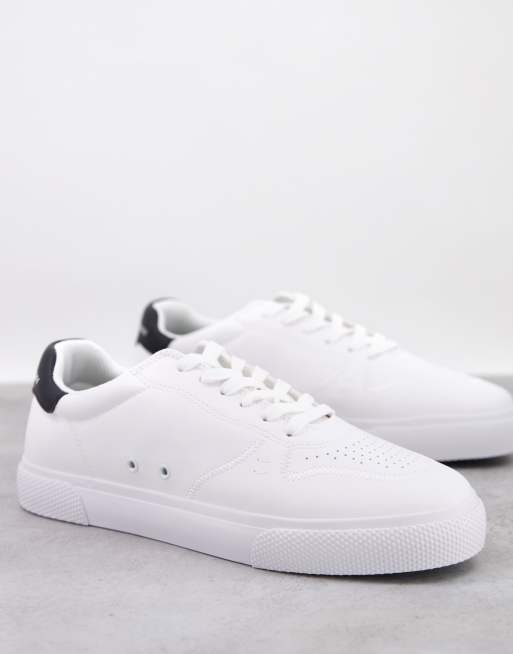 Bershka - Sneakers bianche con linguetta sul tallone a contrasto
