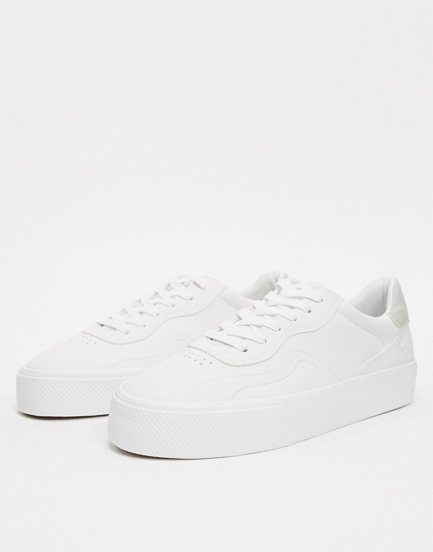 Bershka - Sneakers bianche con pannello a contrasto nero e suola chuncky-Bianco