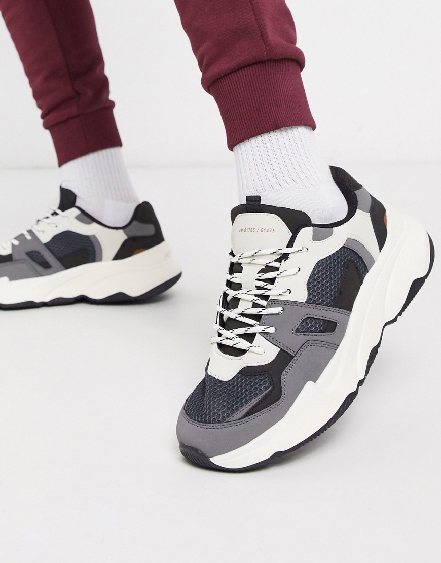 Bershka - Sneakers chunky con pannelli bianchi e grigi-Bianco