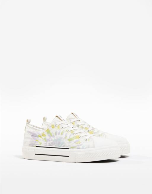 Bershka – Sneakers in Weiß mit Batikmuster