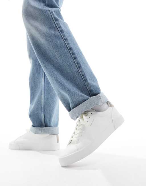 Bershka - Sneakers in wit met contrasterend vlak op de hiel in bruin