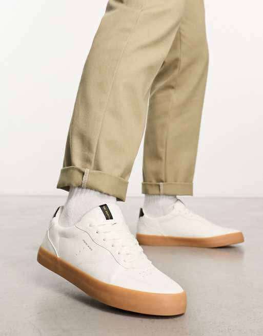 Bershka - Sneakers met retrozool en contrasterend hielstuk in wit 