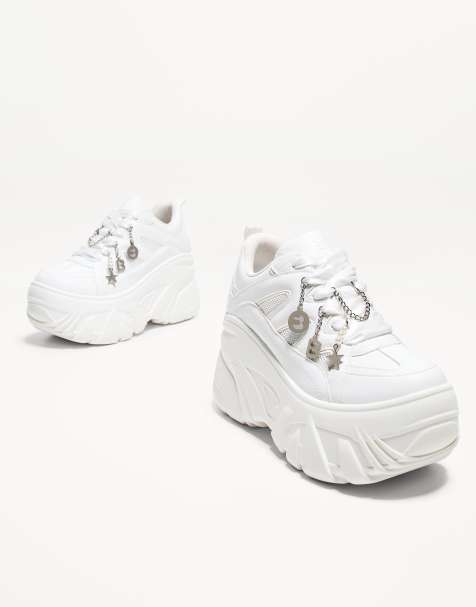 Bershka - Sneakers met XL plateauzool en hangertjes in wit - view 1