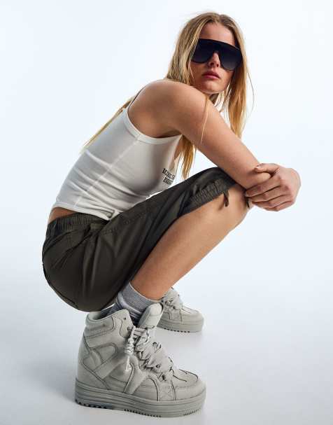 Bershka sneakers montantes avec breloque en gris - view 1