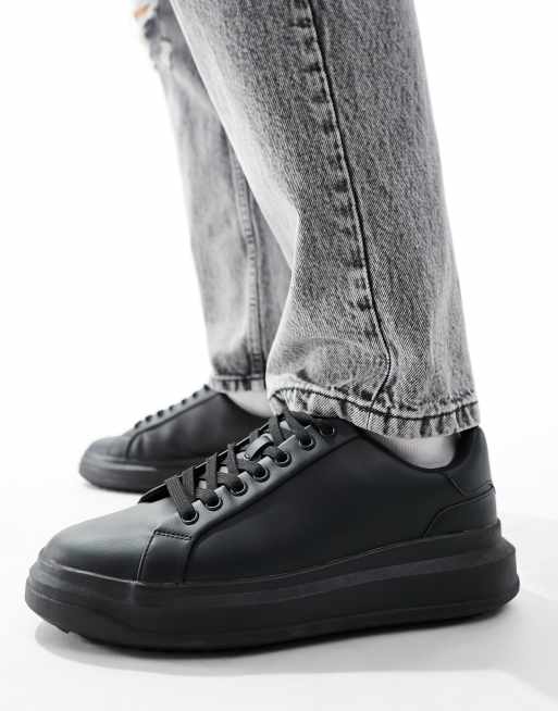 Bershka - Sneakers nere con suola spessa e linguetta sul tallone a contrasto