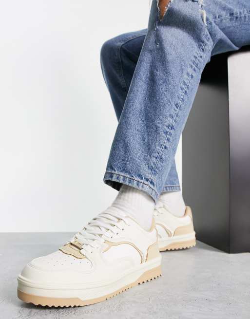 Bershka - Sneakers stringate beige con suola spessa