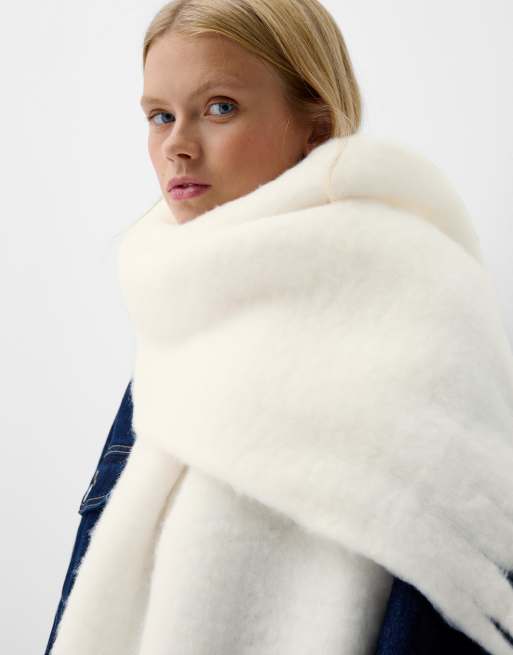 Bershka Solid-coloured scarf in cream