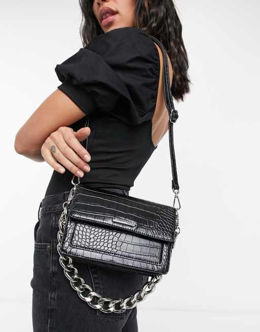 Bershka - Sort crossbody-taske med chunky kæde i imiteret krokodilleskind