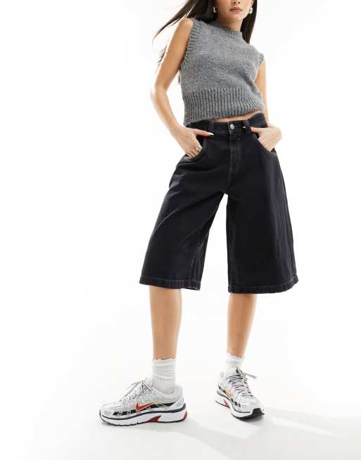 Bershka - Sort, forvasket og posede longline-denimshorts