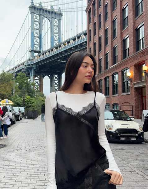 Bershka - Sort stroptop i sateen med asymmetrisk snit - view 1