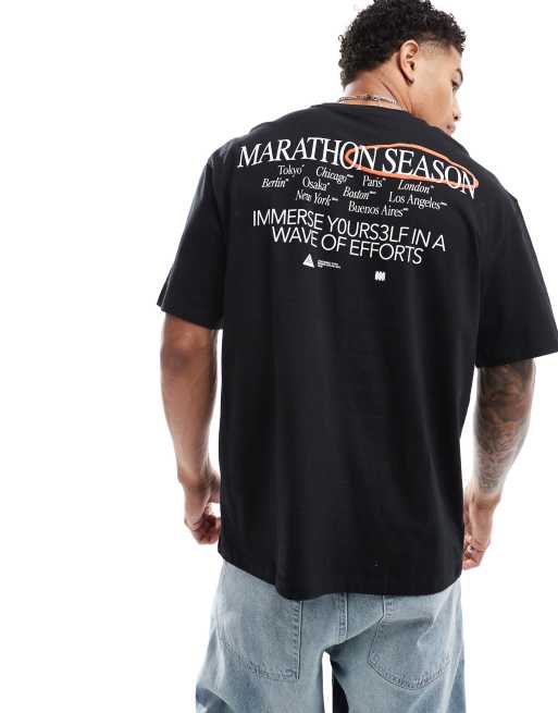 Bershka - Sort t-shirt med firkantet pasform og print på ryggen