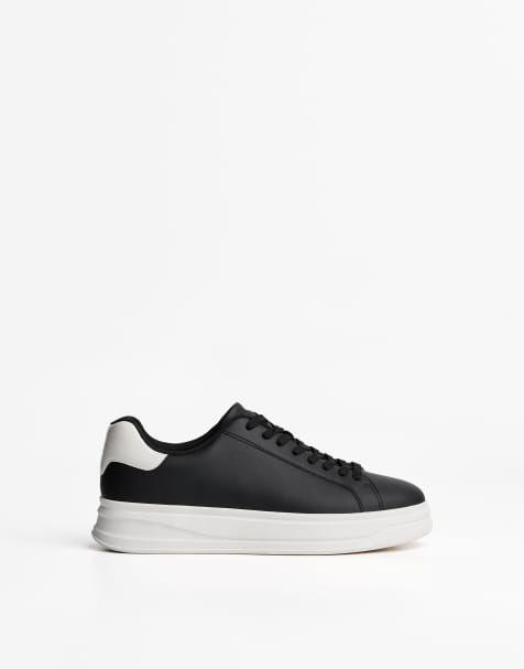 Bershka - Sorte minimalistiske sneakers med snørebånd - view 1