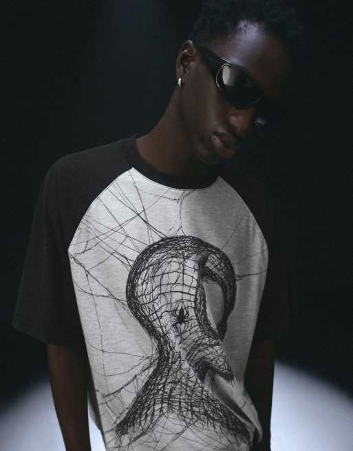 Bershka Spider-man kortärmad raglan-t-shirt i svart, 5 av 6