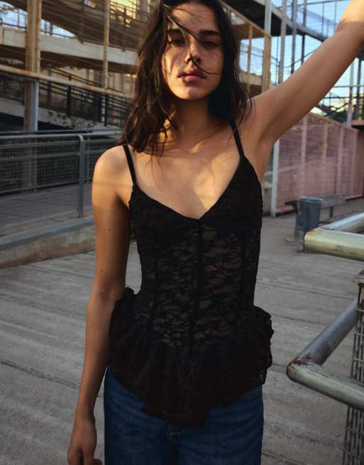 Bershka Spitzen-Top mit Rüschen und Trägern in Schwarz, 4 von 5
