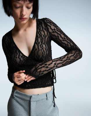 Bershka - Spitzenbluse in Schwarz mit V-Ausschnitt und seitlichem Bindedetail