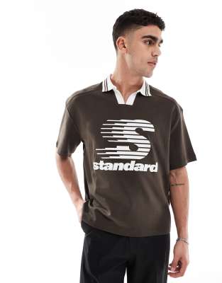 sporty retro graphic t-shirt in brown