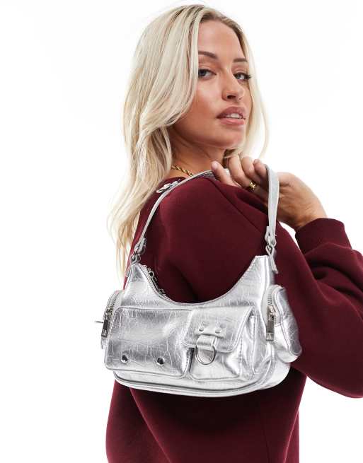 Bershka – Srebrna torebka na ramię z klamrami