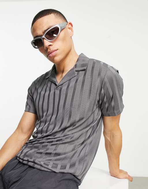Bershka – Srebrne okulary przeciwsłoneczne w sportowym stylu, 3 z 4