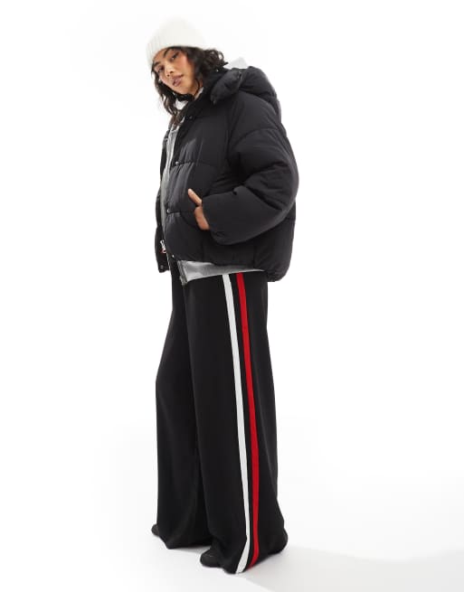 Bershka – Steppjacke mit Kapuze in Schwarz, 4 von 4
