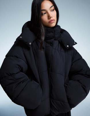 Bershka - Steppjacke mit Kapuze in Schwarz