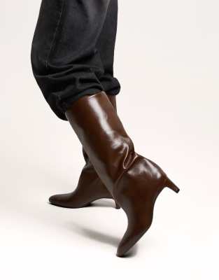 Bershka - Stiefel in Braun mit weitem Schaft und hohem Absatz-Brown