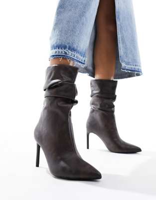 Bershka - Stiefel in verwaschenem Braun mit lockerem Schaft und Absatz-Brown