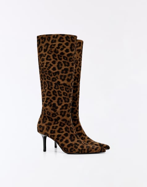Bershka Stiefel mit Absatz und Tiermuster in Braun - view 1