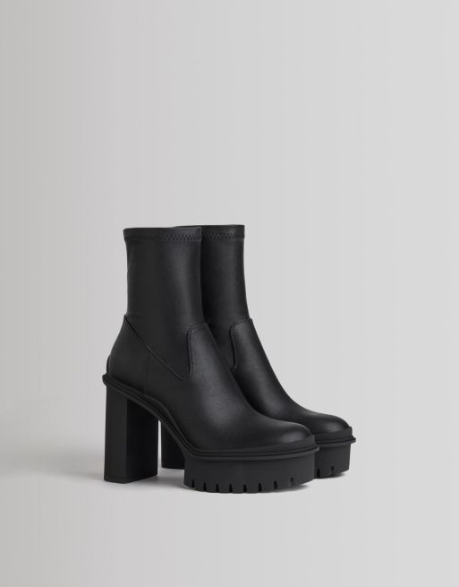 Bershka – Stiefelette mit engem Schaft und gerillter Plateausohle in Schwarz
