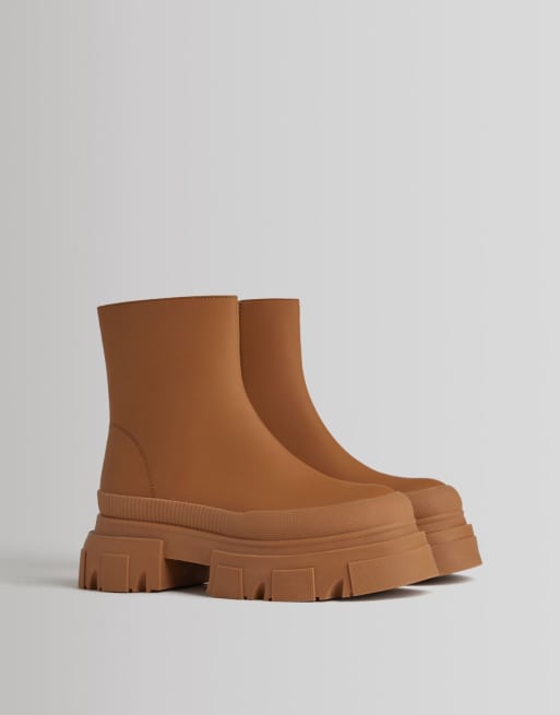 Bershka – Stiefelette zum Hineinschlüpfen in Braun mit dicker Sohle