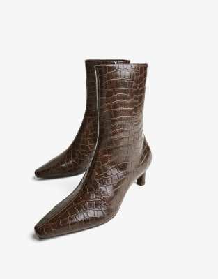 Bershka - Stiefeletten in Braun mit spitzer Zehenpartie und hohem Absatz-Brown