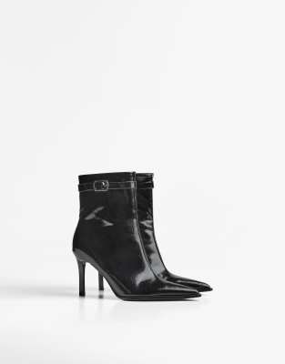Bershka - Stiefeletten in Schwarz mit hohem Absatz und Schnallenriemen