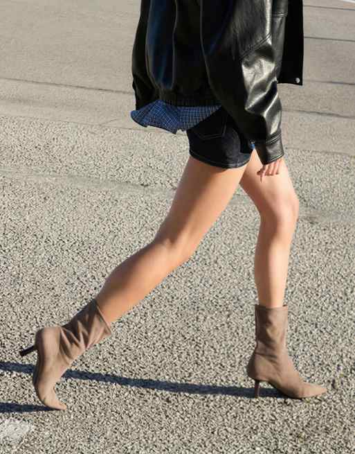 Bershka - Stivaletti aderenti beige con tacchetti a spillo, 7 di 7