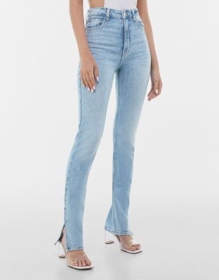 Bershka – Straight Jeans mit Saumschliltz in Blau | ASOS
