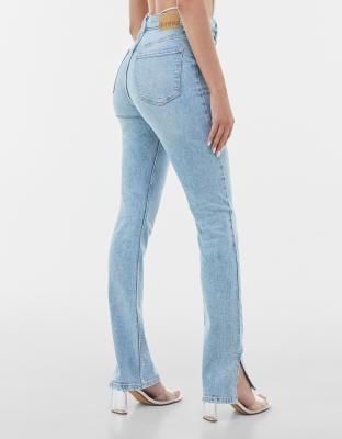 Bershka – Straight Jeans mit Saumschliltz in Blau | ASOS