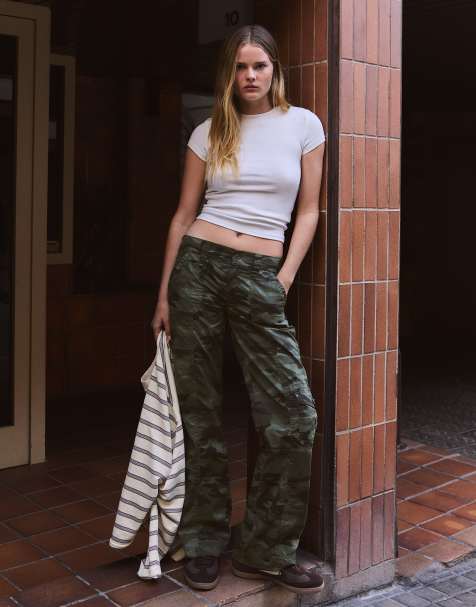 Bershka Straight-leg camouflage cargo trousers in kha - view 1