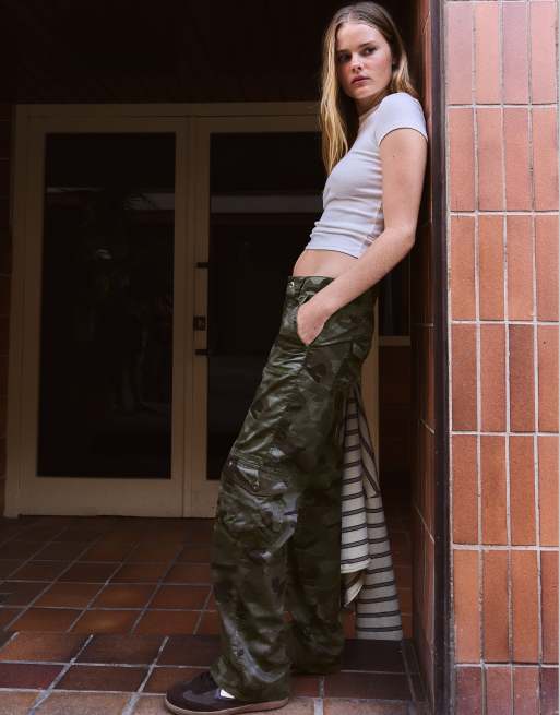 Bershka Straight-leg camouflage cargo trousers in kha, 2 of 5