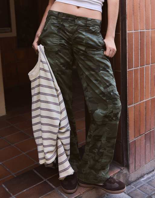 Bershka Straight-leg camouflage cargo trousers in kha, 4 of 5