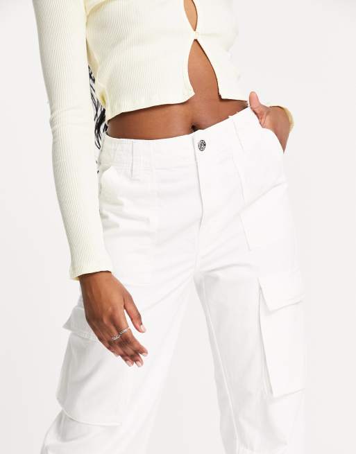 Bershka straight leg cargo trouser in white, 3 of 4