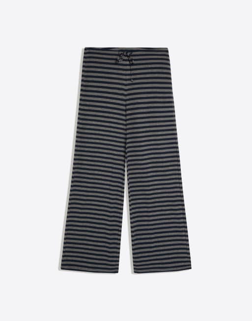 Bershka Straight-leg stripe print trousers in grey, 4 of 4