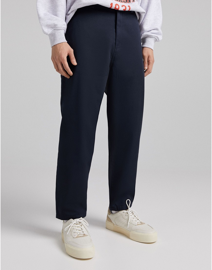 Bershka straight leg trousers in navy-Blue