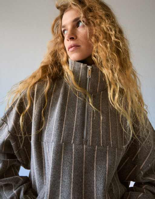 Bershka stribet sweatshirt med kort lynlås i grå, 2 af 5