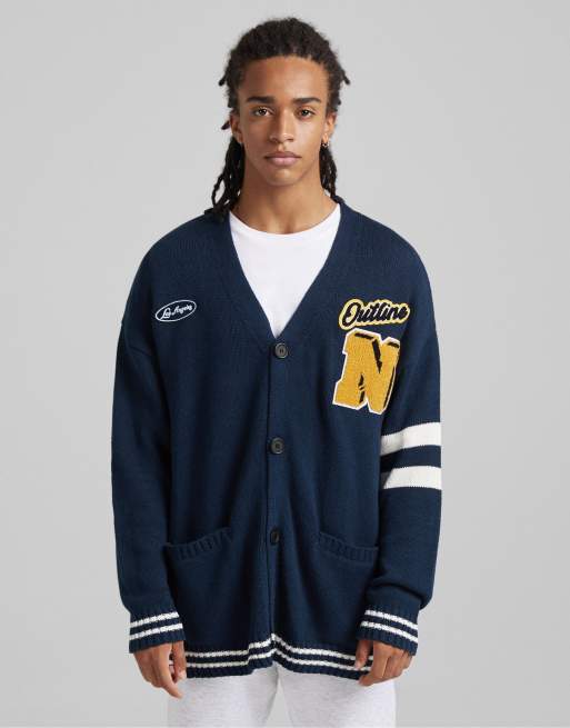 Bershka – Strickjacke im College-Design in Blau
