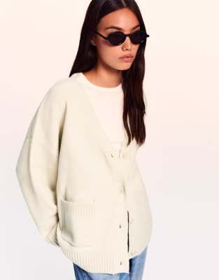 Bershka - Strickjacke in Beige mit V-Ausschnitt-Neutral
