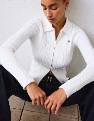 Bershka - Strickjacke in Ecru mit Zopfmuster und Polokragen-Weiß