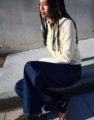 Bershka - Strickjacke in Gelb mit Zopfmuster und Knopfleiste