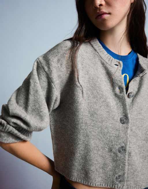 Bershka Strickjacke mit Rundhalsausschnitt und Knopfleiste in Grau, 2 von 5